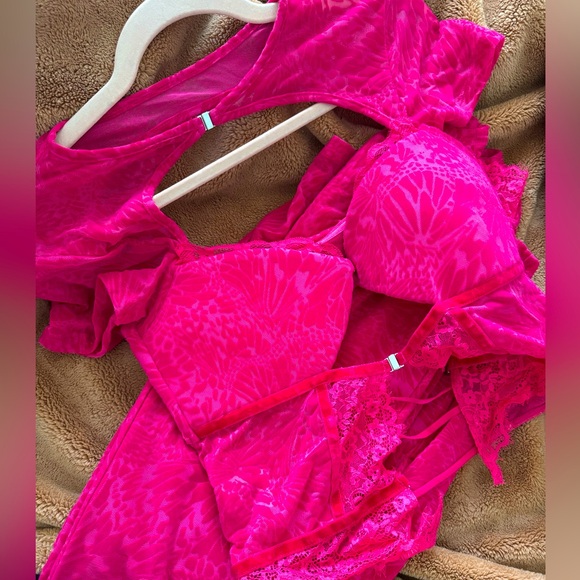 Two piece Pink set (picture show on model) see photos - Picture 4 of 5